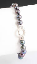Fresh water pearl bracelet .