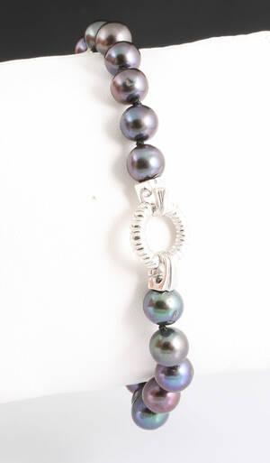 Fresh water pearl bracelet .