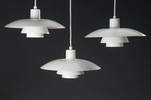 Poul Henningsen for Louis Poulsen, tre PH4 pendler.