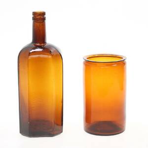 GLAS, 1800-tal, burk samt brännvinsflaska.