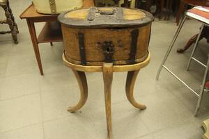 Kista på träställning, 1800-tal