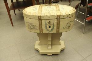 Kista på benställning, Bemålad