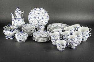 Royal Copenhagen. Musselmalet, helblonde og halvblonde kaffeservice 45