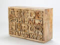 Kommode af træ. Rustikt design 