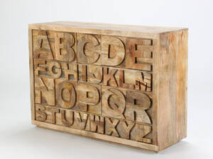 Kommode af træ. Rustikt design 