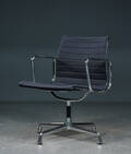 Charles Eames. Armstol, model EA-108, sort hopsak 