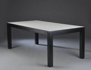 Spisebord af sortlakeret træ med plade af hvid laminat