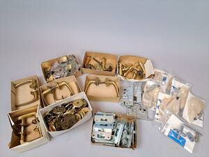 Parti dörrhandtag med tillbehör, bl.a. mässing