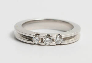 Bræmer Jensen ring af 14 kt. hvidguld med tre brillanter, ca. 0.27 ct