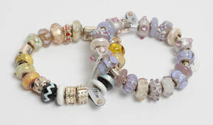 2 Charlotte Borgen armbånd med charms - ca. 17 cm. 2