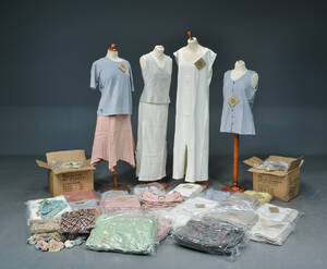 Ca. 258 dele damebeklædning, sko og accesories fra Earth Collection