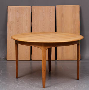 Henning Kjærnulf. Cirkulært spisebord, egetræ 4