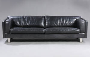 Mogens Hansen. Tre-pers. sofa, fritstående, betrukket med sort læder