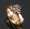 Ring af 14 kt guld prydet med en ametyst