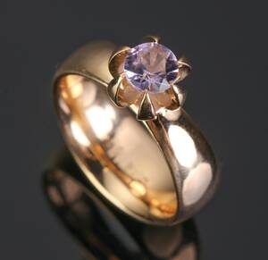 Ring af 14 kt guld prydet med en ametyst