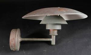 Poul Henningsen. PH udendørs væglampe med skærme af patineret kobber Denne vare er sat til omsalg under nyt varenummer 4855610