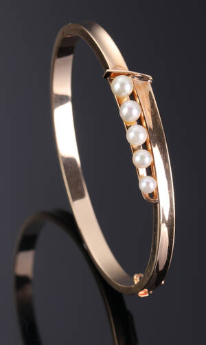 Armring af 14 kt. guld med fire saltvandskulturperler  Denne vare er sat til omsalg under nyt varenummer 4635504