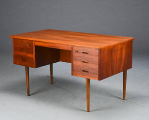Dansk møbelproducent, skrivebord af fineret teak 
