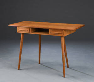 Snedkerfremstillet skrivebord, fineret teak  Denne vare er sat til omsalg under nyt varenummer 4626687