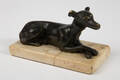 Liegender Windhund, Bronze auf Marmor