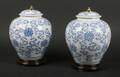 Et par kinesiske lampebaser af porcelæn. 2