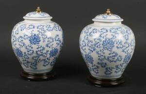 Et par kinesiske lampebaser af porcelæn. 2