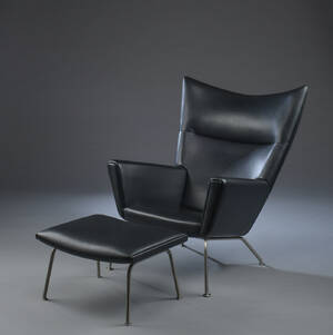 Hans J. Wegner. Wingchair samt skammel, model CH-445 og CH-446. 2 Denne vare er sat til omsalg under nyt varenummer 4628026