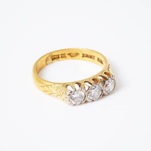 Ring med tre briljantslipade diamanter