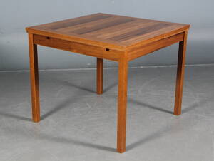 Dansk møbelproducent.  Spisebord af teak med hollandsk udtræk