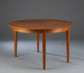 Møbelproducent. Rundt spisebord af egetræ med tillægsplader 5