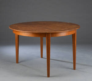 Møbelproducent. Rundt spisebord af egetræ med tillægsplader 5