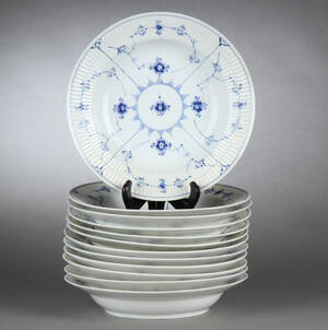 Royal Copenhagen. Dybe, musselmalede middagstallerkener 12 Denne vare er sat til omsalg under nyt varenummer 4064742