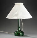 Holmegaard. Bordlampe af grønt glas med Le Klint skærm  