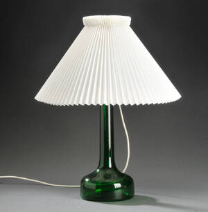 Holmegaard. Bordlampe af grønt glas med Le Klint skærm  