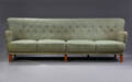 Dansk møbelproducent 1940-erne. Fire-pers. sofa, betrukket med delvis knapsyet lysegrønt uld