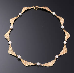 Halskæde udført af 14 kt. guld med saltvandskulturperler