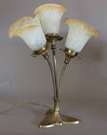 Tischlampe, dreilichtig mit Tulpenblüten