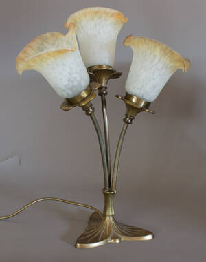 Tischlampe, dreilichtig mit Tulpenblüten