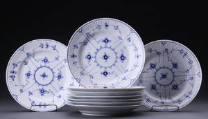 Royal Copenhagen. Musselmalet riflet, ni tallerkener af porcelæn, 1178 9