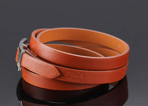 Hermés. Læderarmbånd af brunt læder,