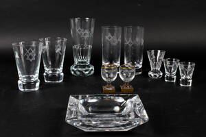 Samling Frimurerglas samt askebæger. 11