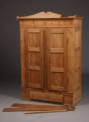 Karlekammerskab, fyrretræ 