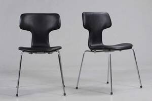 Arne Jacobsen. Sæt T-stole  hammer, model 3103 betrukket med sort analin læder 2.