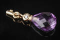 Ole Lynggaard. Nøglevedhæng af guld 14 kt. med dråbeformet brioletteslebet ametyst.