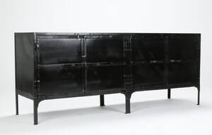 Skænk af metal. Industrielt design