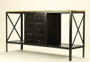 Skænk af metal og træ. Industrielt design 