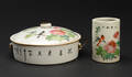 Penselbæger og lågkrukke af porcelæn, 1900-tallet 2