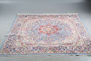 Orientalisk handknuten matta, Kirman 193 x 191 cm. Denna vara har satts till omförsäljning under nytt varunummer4251804