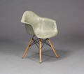 Charles Eames. Armstol, model DAW, glasfiber
