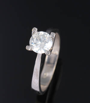 Brillant-solitairering af 18 kt. hvidguld på ca. 1.02 ct